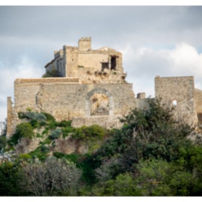 Alla scoperta della Valle di Calatubo, dal castello alla leggenda delle rose